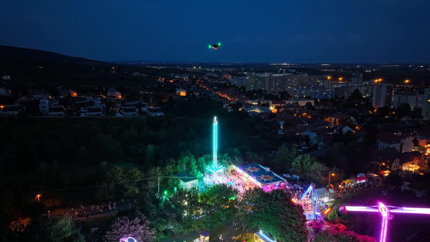 Pohľad na dron nad nočným mestom