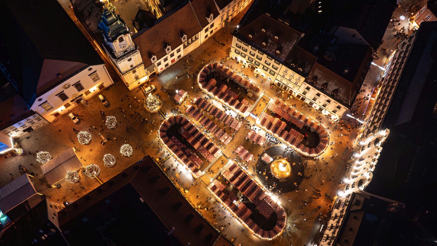 Pohľad na dron nad nočným mestom
